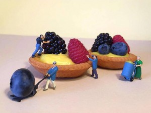klicke hier, um die Datei herunterzuladen Miniature Worlds With Desserts - Miniaturwelten mit Desserts