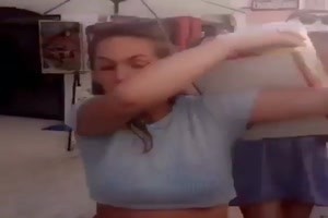 Frauen und Bier tragen