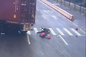 Rollerfahrer hat Glueck im Unglueck