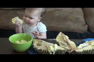Baby isst Stinkfrucht