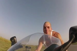 250 km/h ohne Helm. M�cken schlagen durch bis aufs Z�pfchen