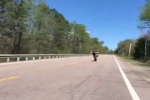 Nackt-Wheelie im Naturhaut Kombi