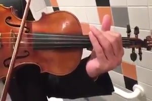 ein Motorradgeigenvirtuose