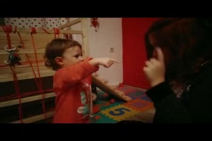 Baby redet mit Mama Zucker suess