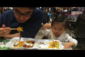 19 monate Baby mit Papa am essen