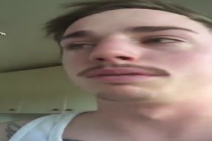 er muss weinen weil kein Bier im Eisschrank ist