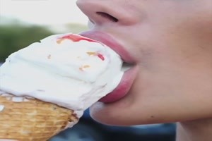 sie nimmt ihm sein Eis weg und dann...