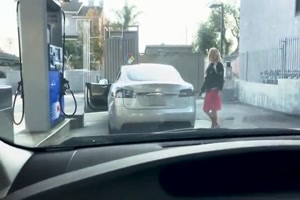 Die Amerikanerin, das Tesla Model S und die Tankstelle