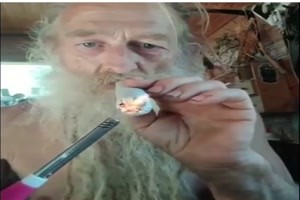 er versucht sich an einem dicken Joint