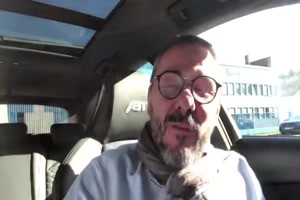 wenn er trifft, bekommt er ein Zielfernrohr