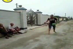 beim Kopfball reingelegt