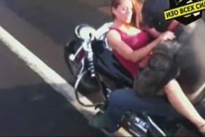 biker bringt Frau mit Schmerzen auf dem bike ins Krankenhaus