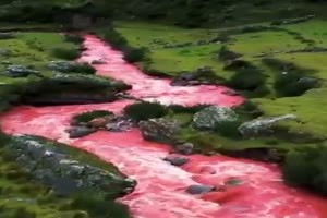 Roter Fluss in Peru