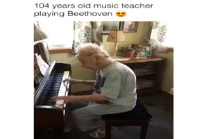 ltere Musiklehrerin