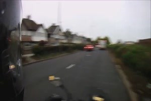 Fussgaenger schlaegt biker gegen den Helm