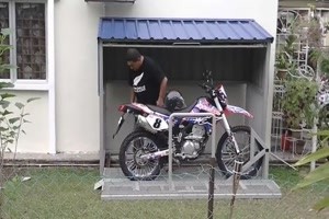 Motorradgarage. Super Idee