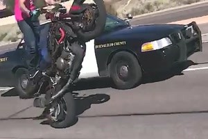 die Polizei erwischt den biker beim Wheelie