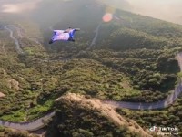 Genialer Wingsuit