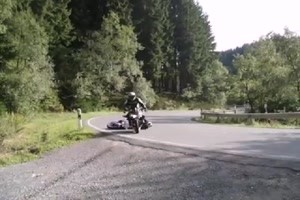 Motorrad Crash. Anfaengerfehler.