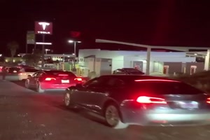 Stau an der Tesla-Ladestation