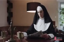 Gespräch von Nonne mit Priester