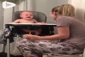 Baby lacht sich tot, wenn Mama niest