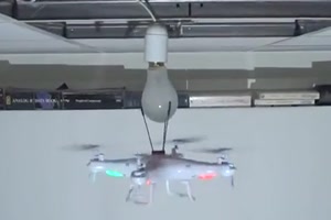 Glhbirne mit einer Drohne reindrehen