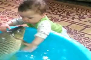 Baby und Fisch