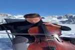 er-spielt-Bratsche-im-Schnee.mp4 auf www.funpot.net