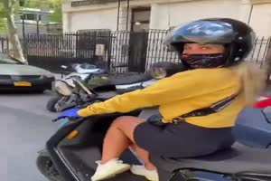 Flotter Abstieg vom Moped