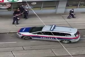 Polizei beim gekonnten einparken. hihihi