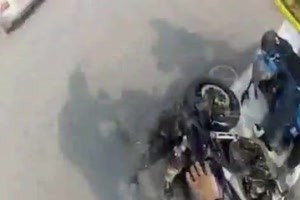 Frau faehrt aus Parkluecke und uebersieht Motorrad