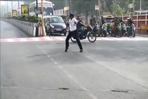 Indischer Polizist regelt den Verkehr auf seine Weise