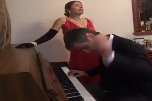 Opernsngerin bringt Klavierspieler in Not