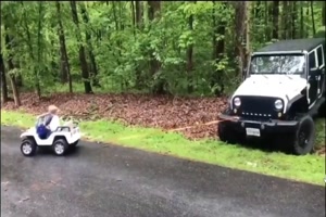 Kleiner Mann schleppt Jeep ab
