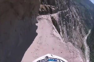 dicke Enduro am Abgrund. Ein Fehler lebensgefährlich