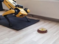 Roboter-Hund freut sich über Batterien