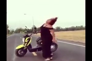 Scooter Dancing. Schaut grazil und erotisch aus