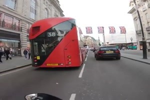 cooler Busfahrer verhindert Crash