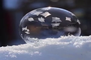 Eiskristalle in einer Seifenblase