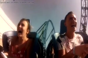 witziges Video Two Fall Out of Roller Coaster Survive