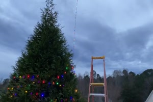 Lichterkette mit der Drohne um den Baum wickeln