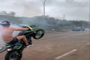 Motorrad Wheelie Feuerwerk