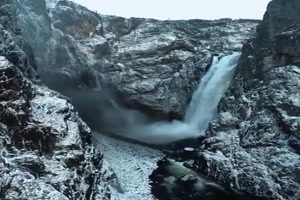 Super Drohnenaufnahme eines Wasserfalls