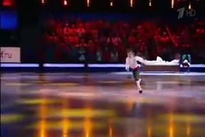 der Kleine tanzt super den Figaro auf dem Eis