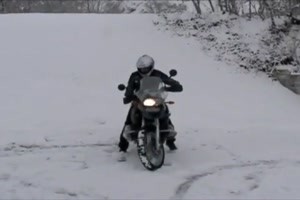 Bike im Schnee. Nur nicht aufgeben.