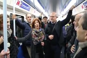 Freudige Szenen in der italienischen U-Bahn