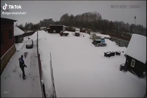 Jetzt ist der Schnee vom Dach unten