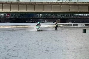 Wasserski hinterm bike auf dem Rhein in Kln