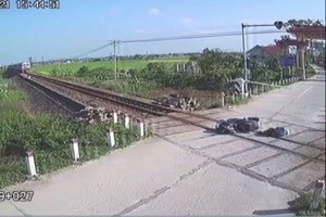 Horror Crash an der Bahnschranke. Biker hat Schutzengel